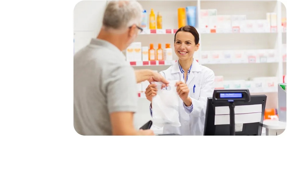 Une pharmacienne conseille un client au comptoir