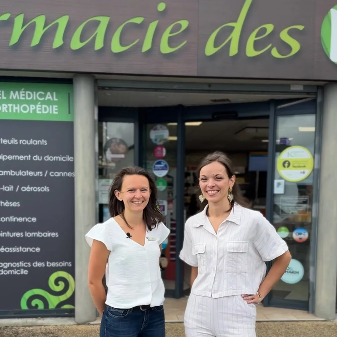 Les deux pharmaciennes titulaires devant la Pharmacie des Kaolins